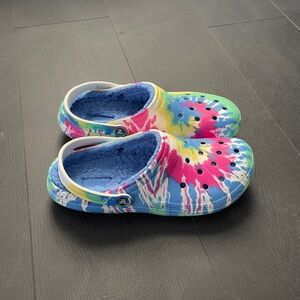 Men's multicolored Crocs with fleece lining, size 11 (Men's)